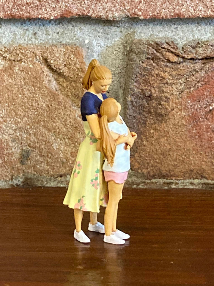 MM879 Painted Mum and daughter 1:32