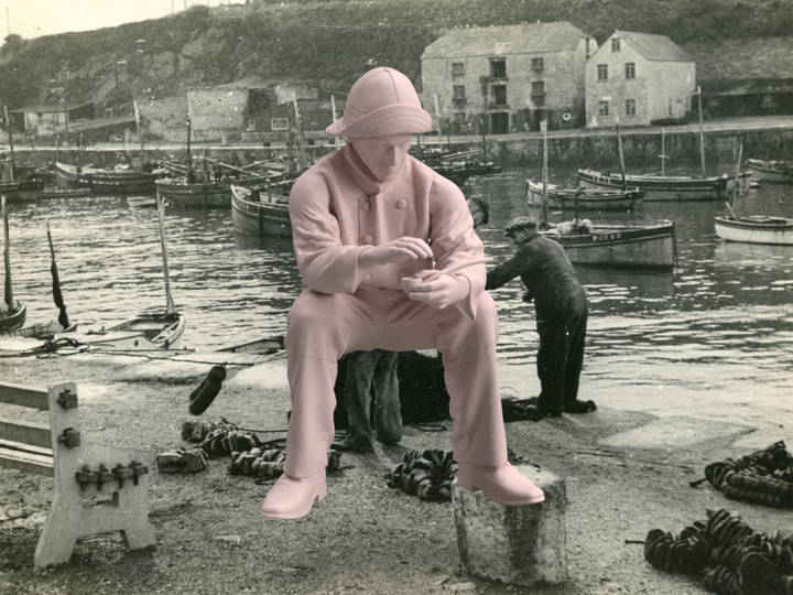 Mm940 Fisherman Sitting With Clay Pipe Figure