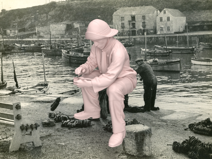 Mm940 Fisherman Sitting With Clay Pipe Figure