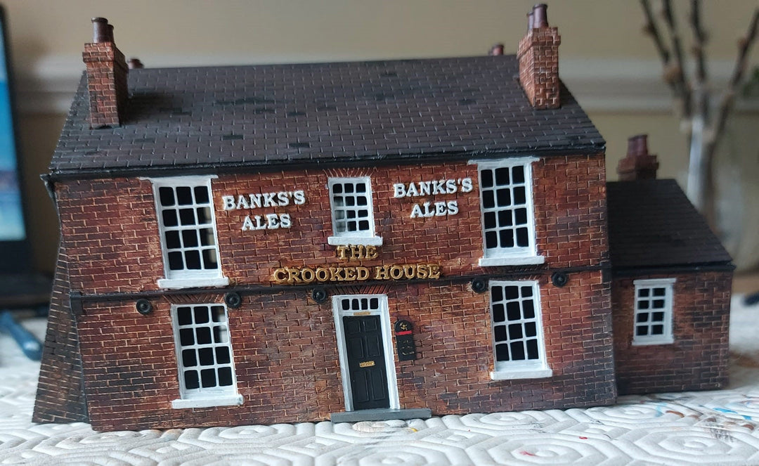 FM104 – The Crooked House Pub OO/HO Scale