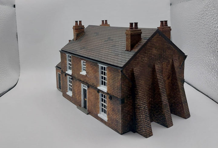 FM104 – The Crooked House Pub OO/HO Scale